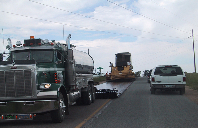 Chip Seal - покрытие для асфальта, которое состоит из слоя битумного вяжущего (горячего или эмульсионного) со слоем заполнителя.